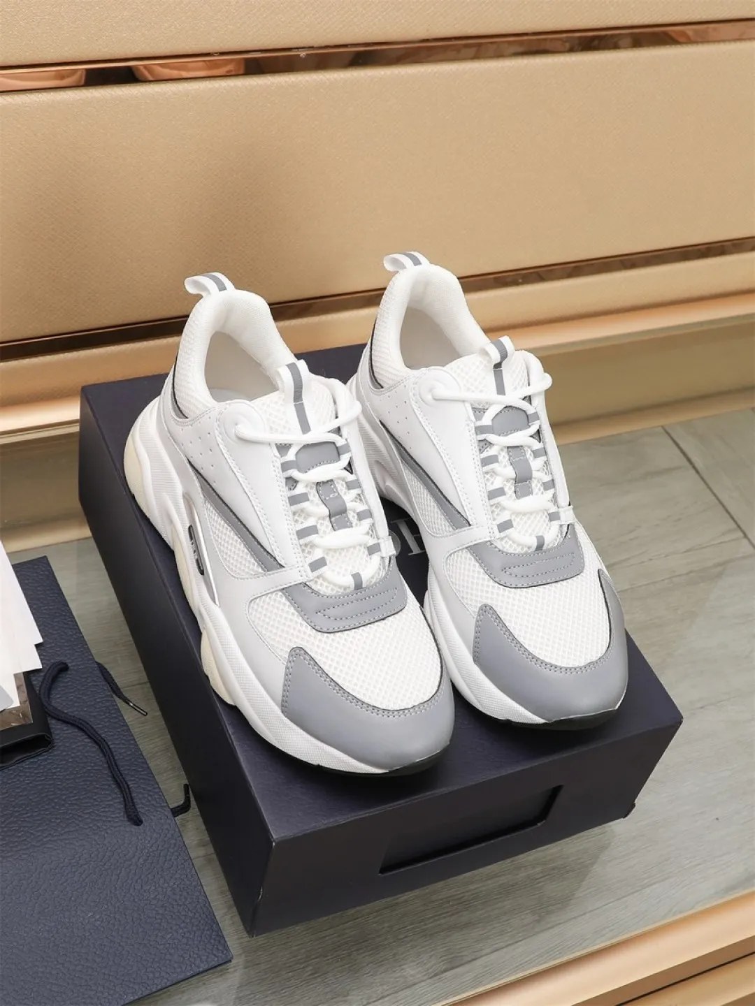Men's shoes 💰P460💰【Dior】Dior✨ is online at the same time👏 This casual sneaker is a new product in the series and continues Di*r's classic style. The upper is made of original mesh and cow leather, with a two-color textured outsole, and the brand's iconic details on the rear collar and heel to enhance the style. Fashionable and versatile. Wear it with jeans or slacks for a casual look. Size: 38-44 (45 customized)
